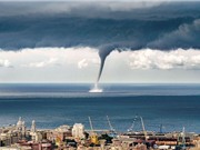 Kinh hoàng vòi rồng khổng lồ tấn công bờ biển Italia