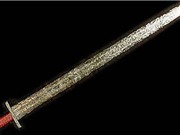 Gươm báu Viking 1.200 tuổi phát lộ dưới cổ đạo