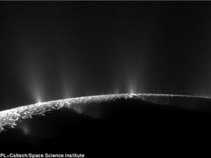 Tàu vũ trụ Cassini tiếp cận luồng hơi nước trên trăng của sao Thổ