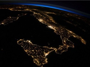 Trái đất lung linh về đêm nhìn từ Trạm vũ trụ quốc tế ISS