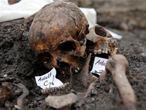 Tìm thấy hố chôn người tập thể dưới ga tàu ở Anh