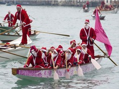 Độc đáo cuộc đua thuyền của những ông già Noel