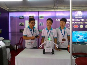 Robot “quản gia” của ba chàng sinh viên CNTT