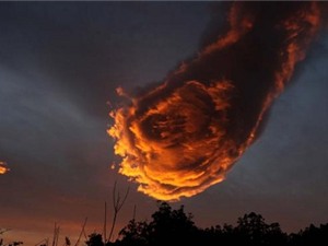 Đám mây hình quả cầu lửa cháy rực trên bầu trời Thổ Nhĩ Kỳ
