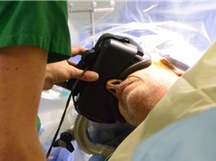 Lần đầu tiên dùng kính 3D hỗ trợ phẫu thuật u não
