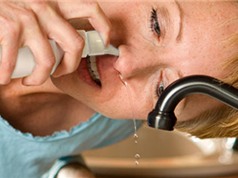 Không dùng nước muối sinh lý để rửa mũi hàng ngày