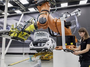 Mercedes sa thải robot để thuê con người