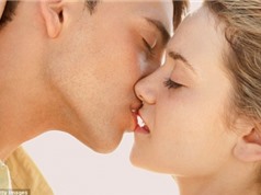 Giải mã nguyên nhân con người nhắm mắt khi hôn nhau