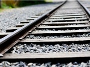 Vì sao phải rải đá dọc theo đường ray xe lửa?