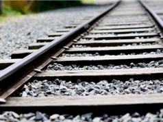 Vì sao phải rải đá dọc theo đường ray xe lửa?