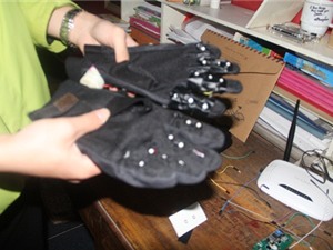 Học sinh cấp 3 chế “găng tay thông minh” cho người khiếm thị