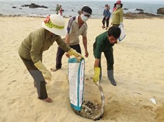 Khảo sát vùng biển nghi có cá chết "xếp thành lớp" ở Quảng Bình