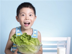 Trẻ suy dinh dưỡng khác còi xương thế nào?
