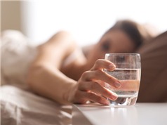 Có nên uống nước trước khi đi ngủ?