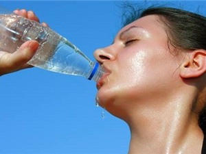 Trong ngày nắng nóng, uống bao nhiêu nước là đủ?