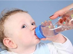 Cha mẹ đã biết dùng Oresol bù nước cho con đúng cách?