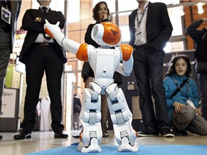Đã đến lúc loài người chia sẻ thế giới cho robot?