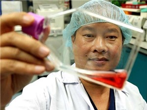 Singapore vinh danh bác sĩ Việt ghép tế bào gốc từ dây rốn