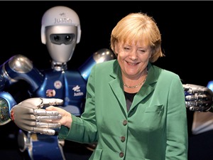 Chùm ảnh sự thân mật giữa chính khách và robot