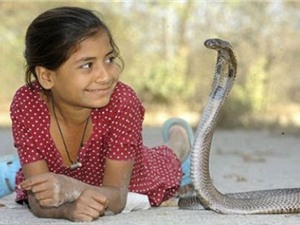 Rợn người những “dị nhân” có sở thích sống chung với rắn