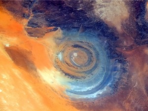 Lý giải về sự ra đời con mắt khổng lồ của sa mạc Sahara