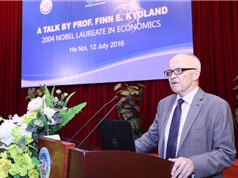 Giáo sư Finn E. Kydland thuyết trình tại Hà Nội