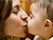 Hôn môi trẻ dễ khiến bé nhiễm bệnh chết người