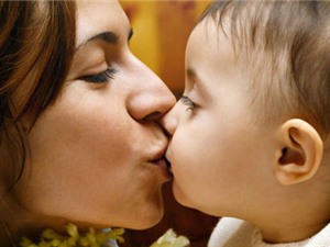Hôn môi trẻ dễ khiến bé nhiễm bệnh chết người