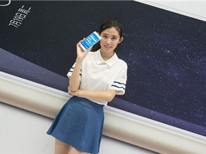 Cận cảnh giai nhân tuyệt sắc bên smartphone Oppo và Meizu