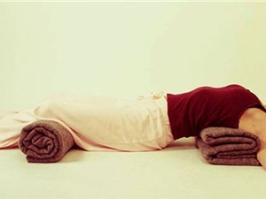 6 tư thế yoga thư giãn cho bạn dễ đi vào giấc ngủ ngon