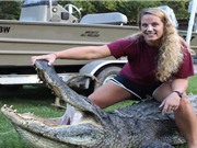 Nữ thợ săn bắt được cá sấu kỉ lục nặng 300kg
