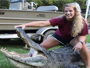 Nữ thợ săn bắt được cá sấu kỉ lục nặng 300kg