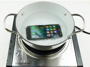 Clip: Đun 2 lần trong nước sôi, iPhone 7 vẫn “sống sót”