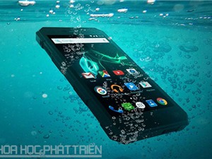Trên tay smartphone chống nước, chống va đập