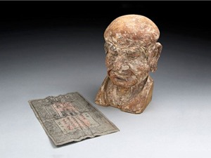 Phát hiện tiền giấy hơn 700 năm tuổi trong đầu tượng La Hán