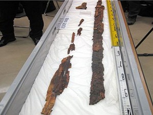 Phát hiện cặp kiếm báu 1.500 tuổi trong hầm mộ Nhật Bản