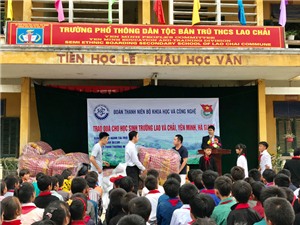 Đoàn thanh niên Bộ KH&CN thăm và tặng quà cho học sinh có hoàn cảnh khó khăn