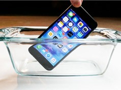 Clip: Ngâm trong axit mạnh nhất thế giới, iPhone 7 vẫn “sống” tốt