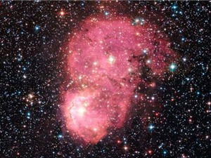 Tinh vân hồng kỳ dị xuất hiện trong Đám mây Magellanic nhỏ