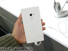 Clip: Trên tay Xiaomi Mi Mix phiên bản màu trắng