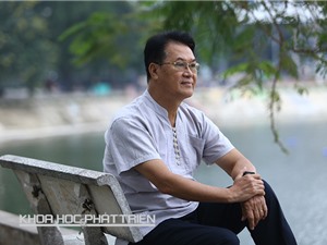 Giáo sư Việt kiều về nước ở nhà thuê, đi xe máy