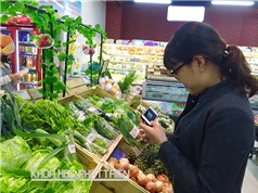 Dùng smartphone mua thực phẩm an toàn