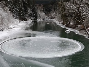 Vòng băng bí ẩn xoay tròn giữa lòng sông ở Mỹ