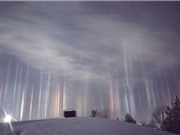 Những cột ánh sáng kỳ ảo xuyên qua bầu trời Canada