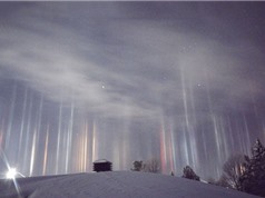 Những cột ánh sáng kỳ ảo xuyên qua bầu trời Canada