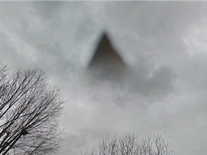 UFO tam giác đen khổng lồ lọt vào ống kính Google Street View