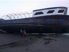 'Tàu ma' 16 tấn dạt vào bờ biển Mỹ