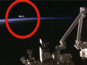 NASA bị tố cắt hình UFO vọt qua trạm Vũ trụ Quốc tế