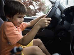 Clip: Bé trai 6 tuổi lén tự lái xe hơi ra khỏi garage