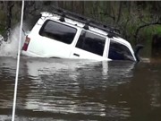 Clip: Toyota Land Cruiser bơi qua sông ngoạn mục
